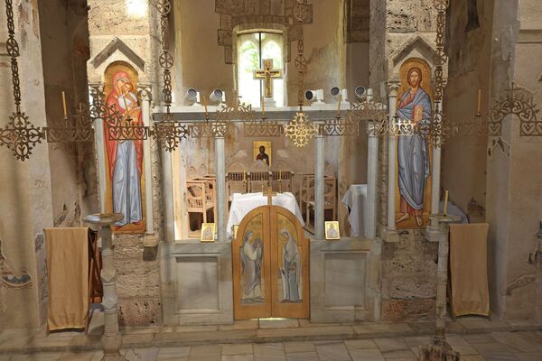 Altar screen and proskynetaria