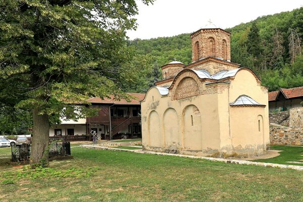 Поглед са југоистока на цркву