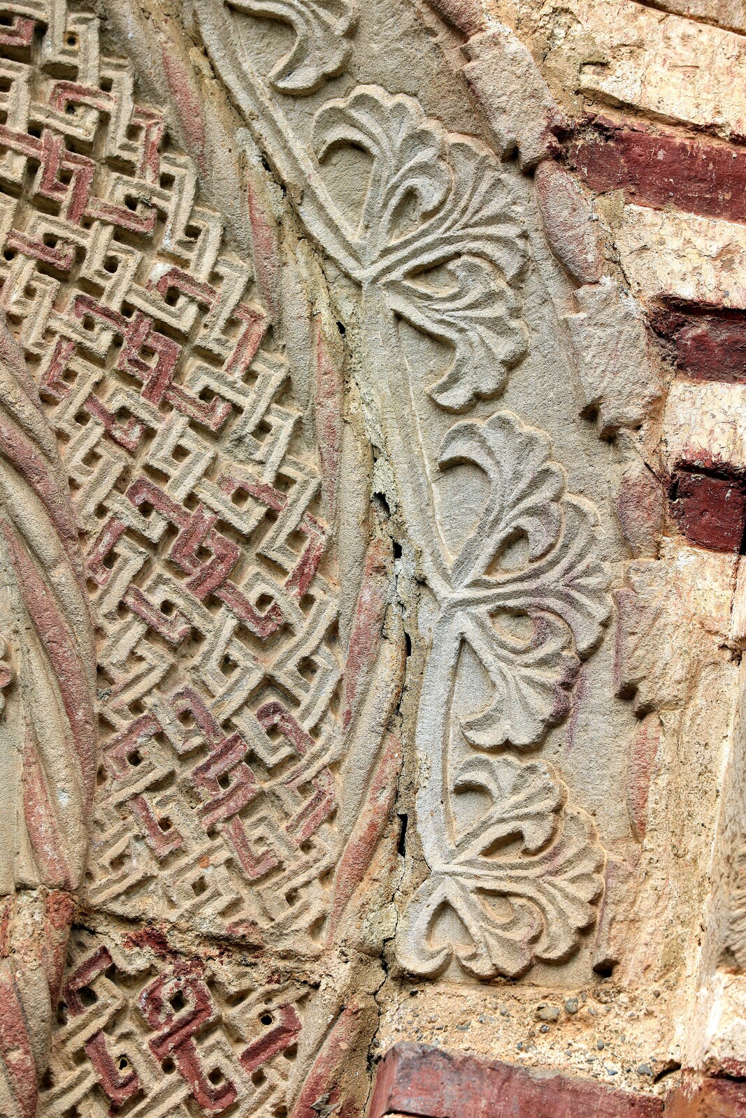 Бифора на западном делу јужног зида са птицама које пију из суда, детаљ