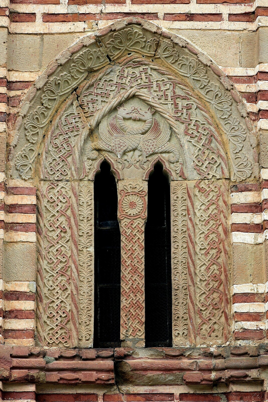 Бифора на источном делу јужног зида са представом два грифона