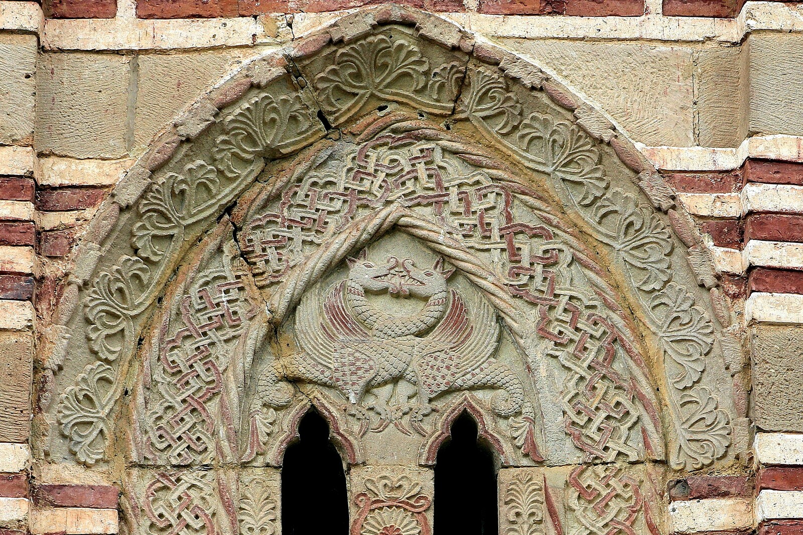 Бифора на источном делу јужног зида са представом два грифона