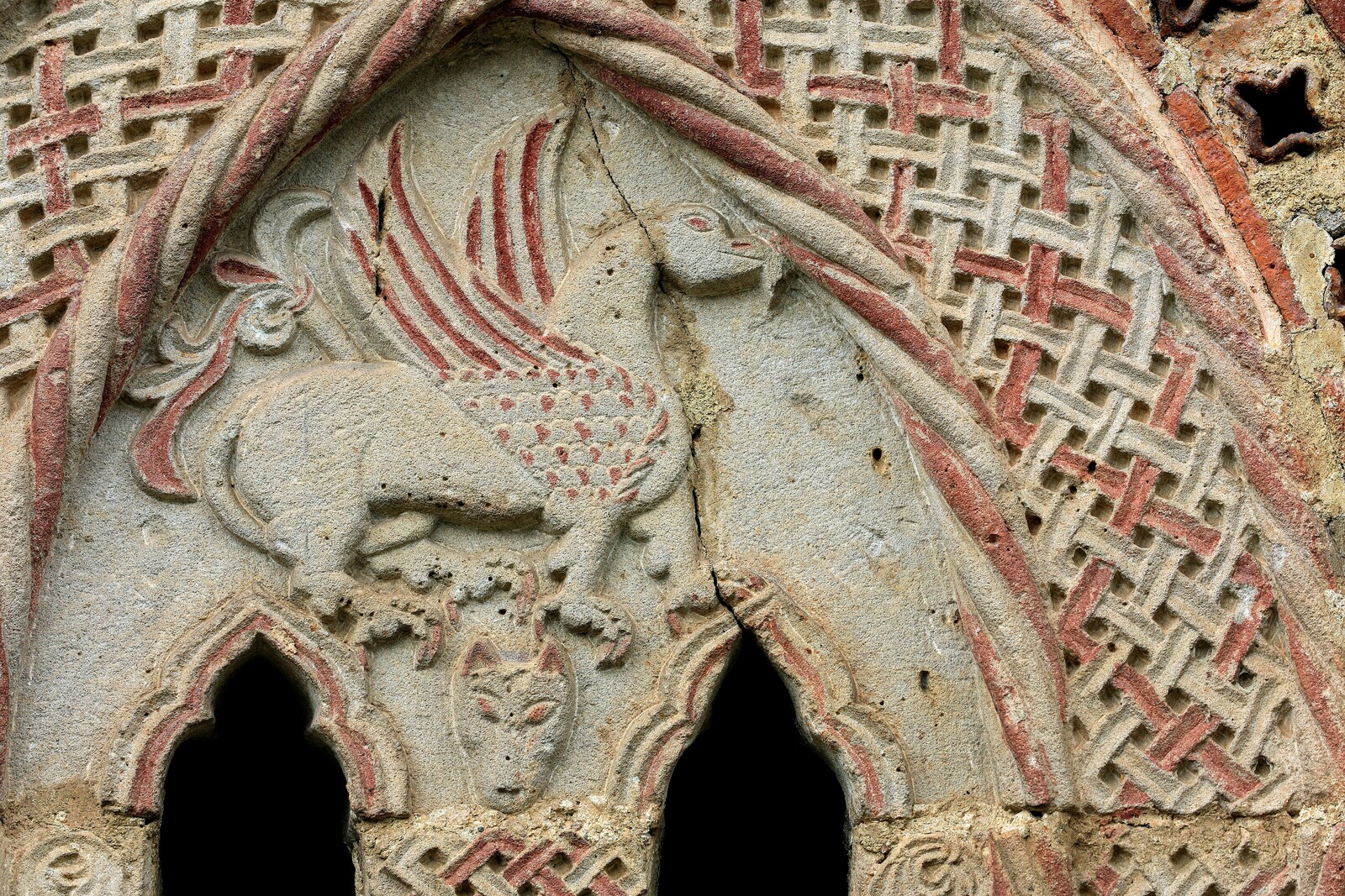 Бифора на јужној певници са представом грифона, детаљ