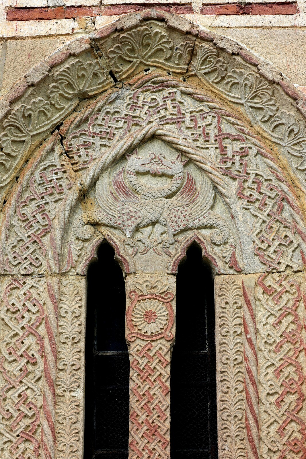 Бифора на источном делу јужног зида са представом два грифона, детаљ