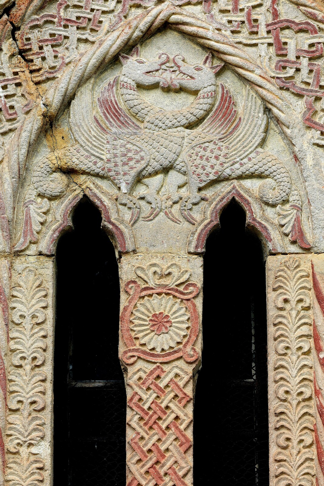 Бифора на источном делу јужног зида са представом два грифона, детаљ