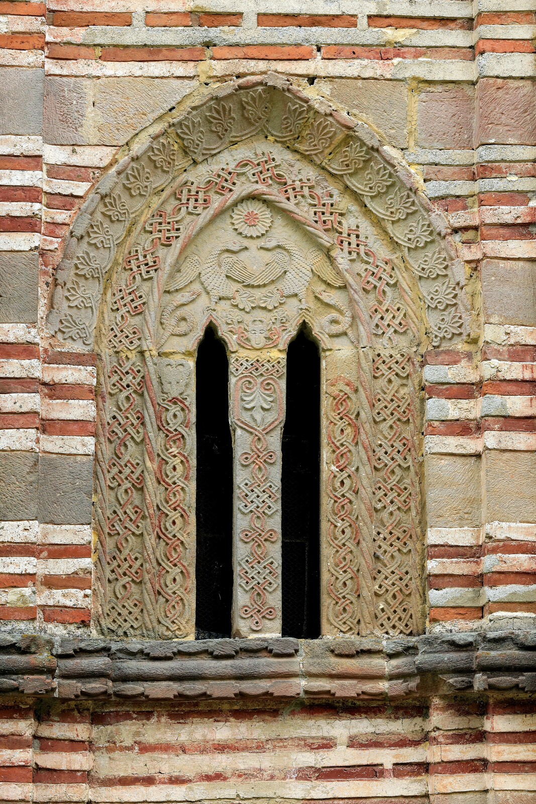 Бифора на источном делу северног зида са представом орлова и змија