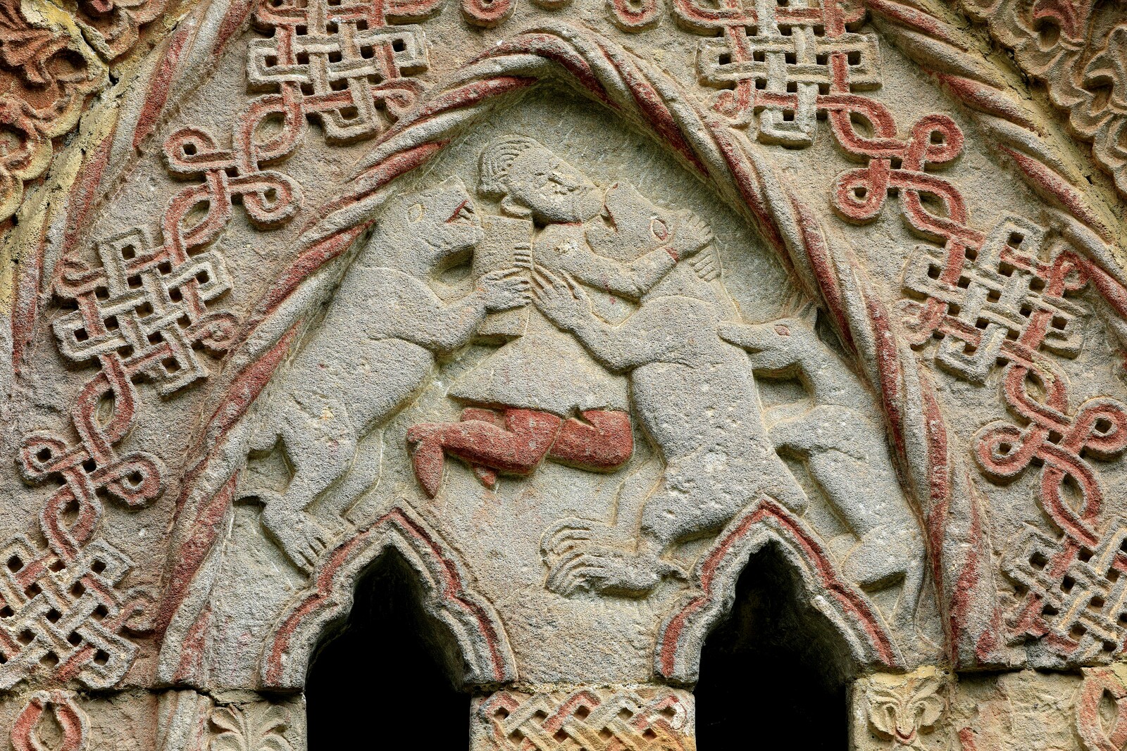 Бифора на западном делу северног зида са представом борбе човека са медведима, детаљ