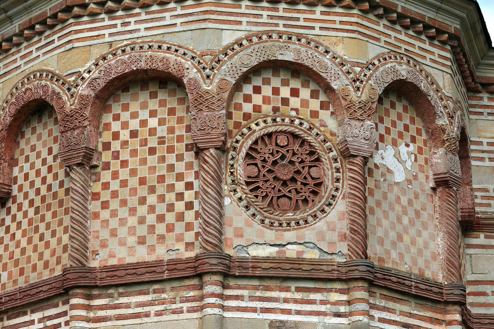 The Blind Arcade of the Altar Apse