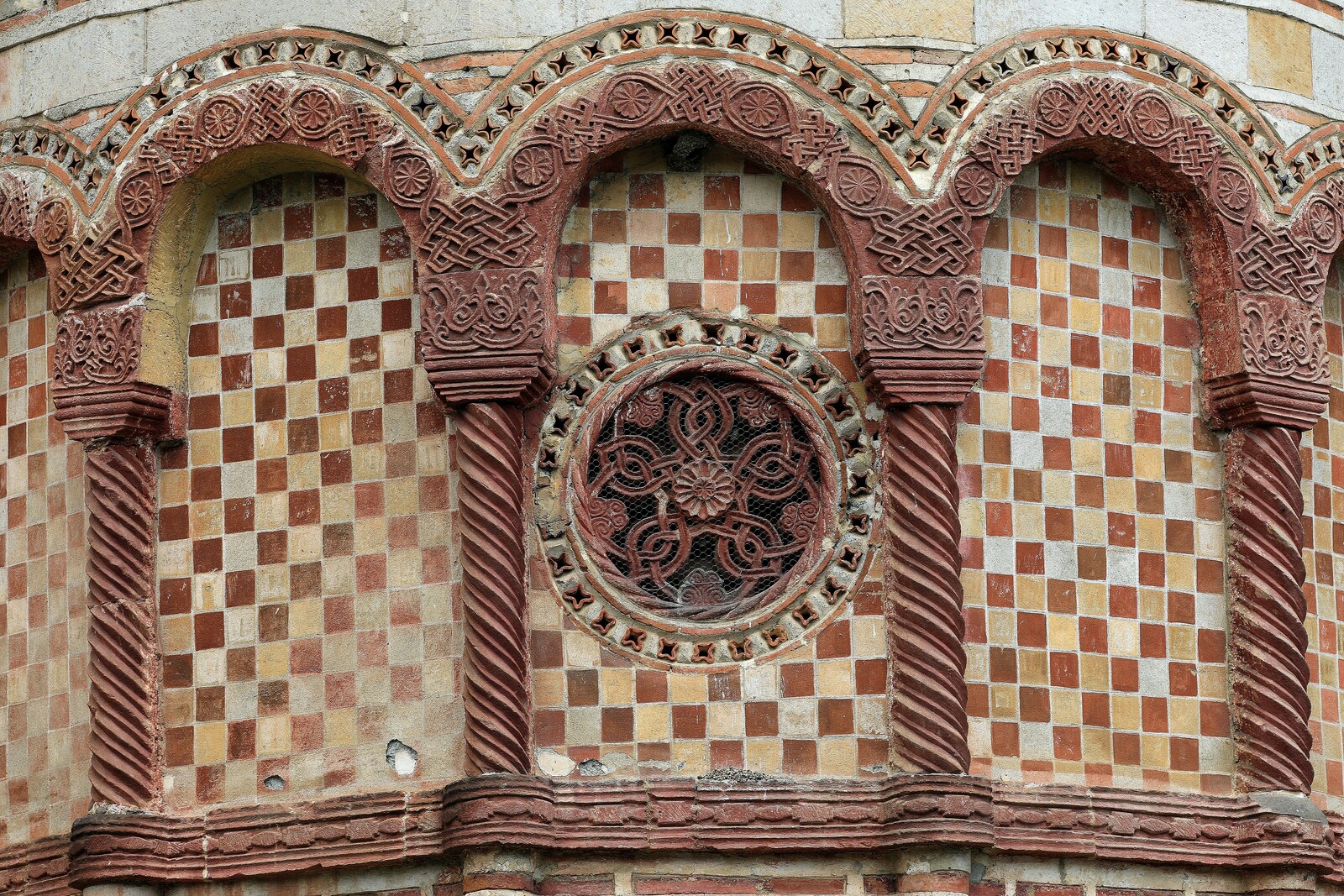 Blind arcade and rosette of the southern chantry