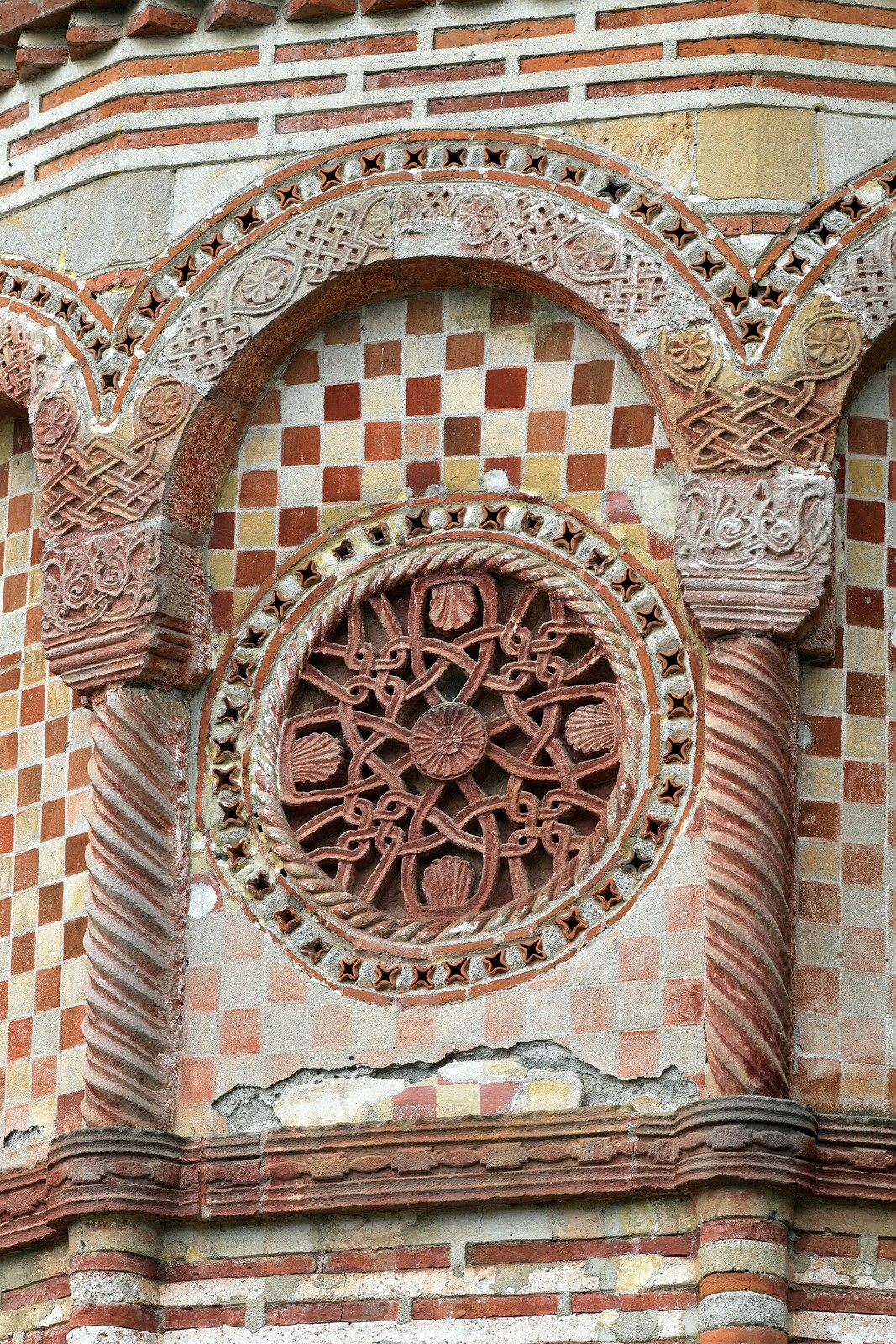 The Аrch and Rosette of the Altar Apse