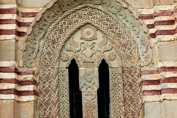 Bifora on the West Part of the South Wall with Birds Drinking from a Cup, detail