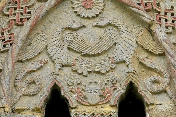 Бифора на источном делу северног зида са представом орлова и змија, детаљ