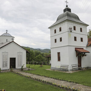 Црква и  звоник, поглед са западне стране