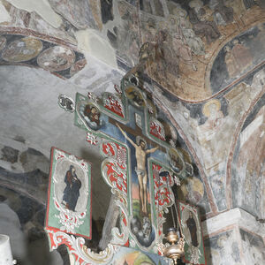 Иконостасни крст са представом Распећа постављен на зидану олтарску преграду