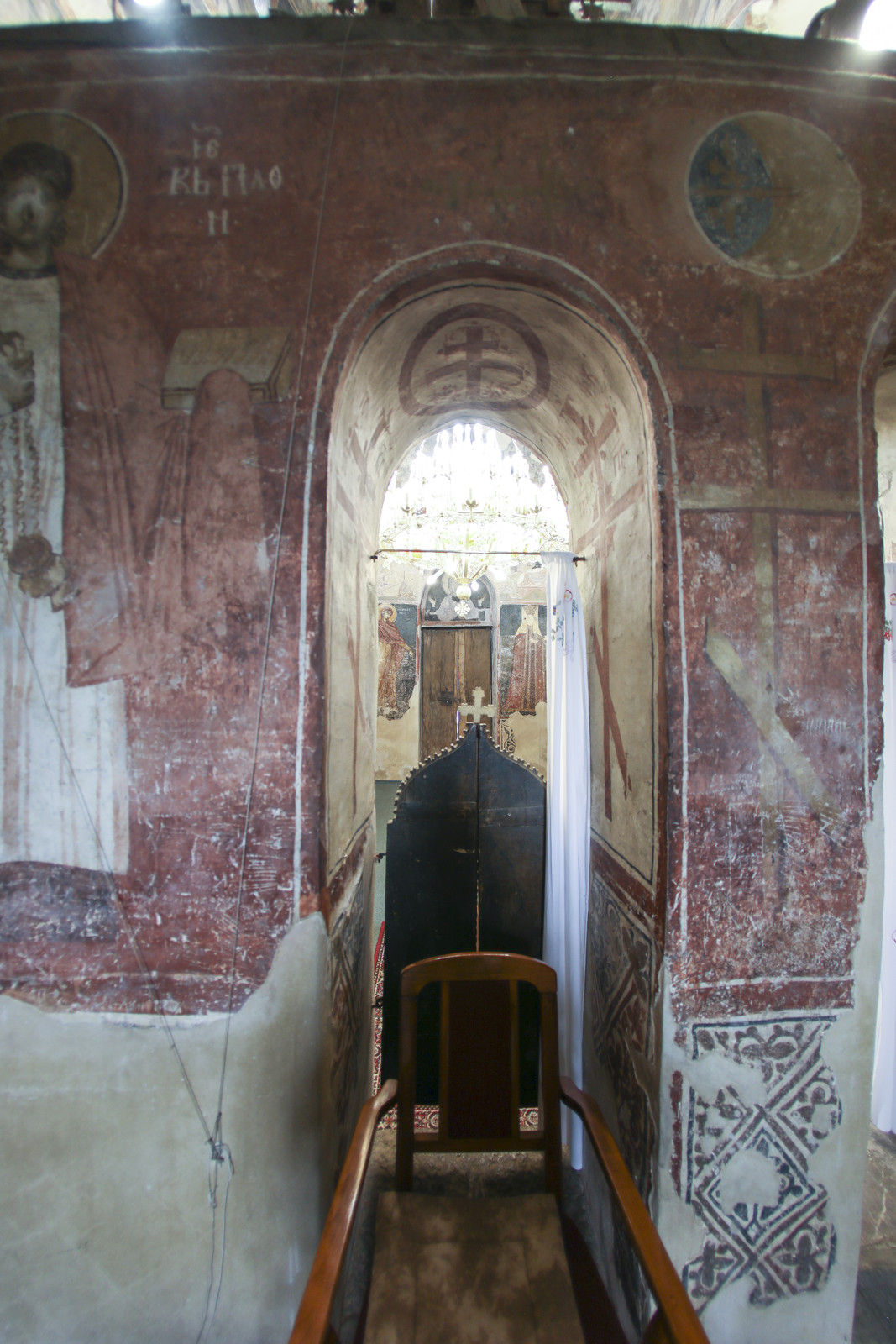 Зидана олтарска преграда и и наос, поглед из олтара