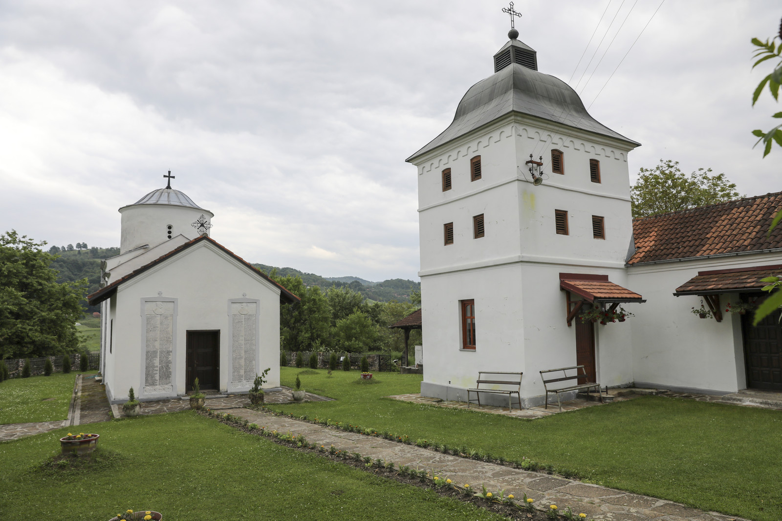 Црква и  звоник, поглед са западне стране