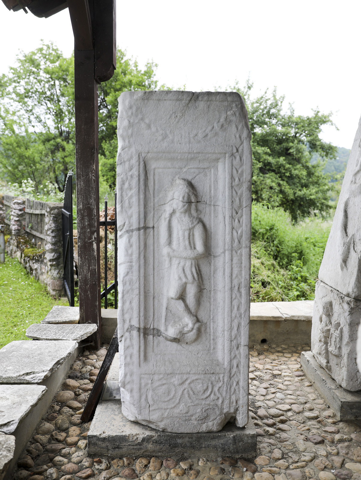 Надгробни споменик Аурелија В[иктора] са представом Атиса