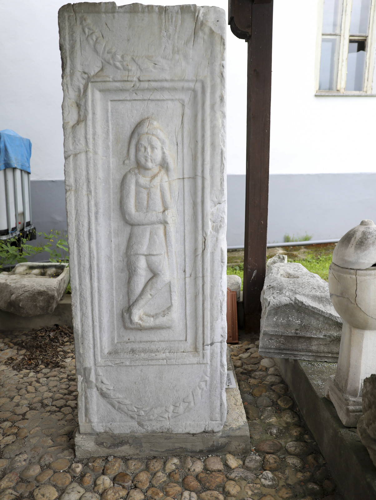 Римски надгробни споменик са представом Атиса
