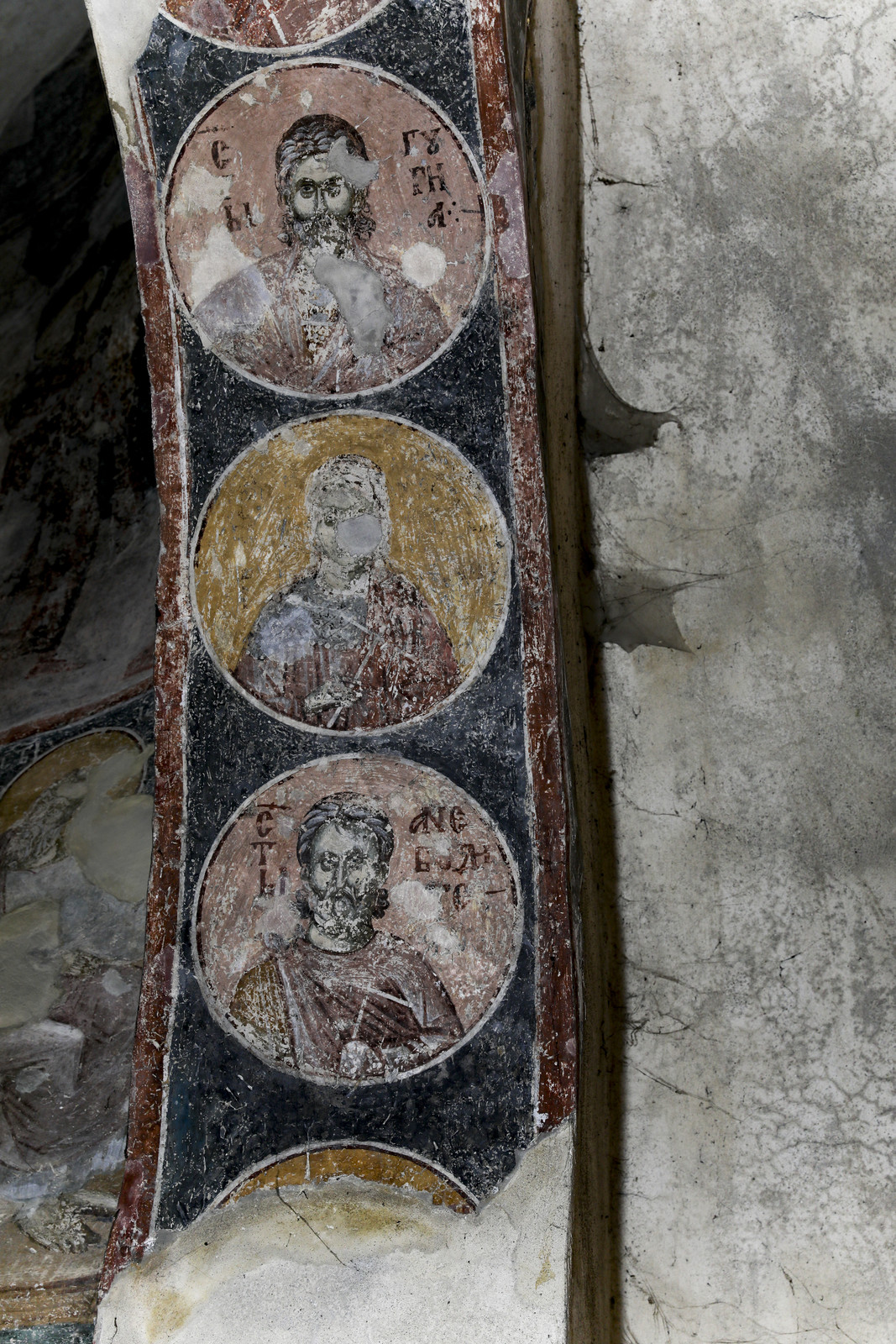 Медаљони са попрсјима светих мученика