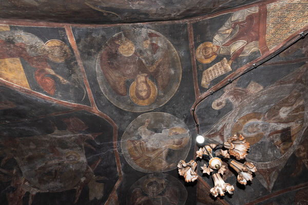 Painting of the highest zones of the altar space