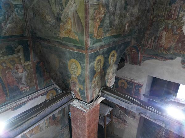Band-like figures in the southwestern part of the nave