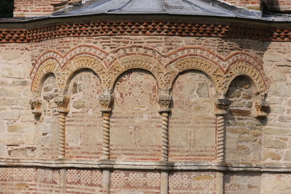 Blind arcade of the altar apse