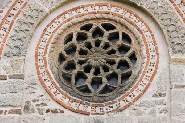 A large rosette on the north facade of the narthex