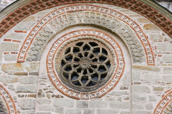 A large rosette on the north facade of the narthex