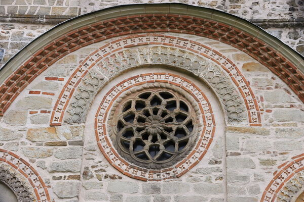 A large rosette on the north facade of the narthex