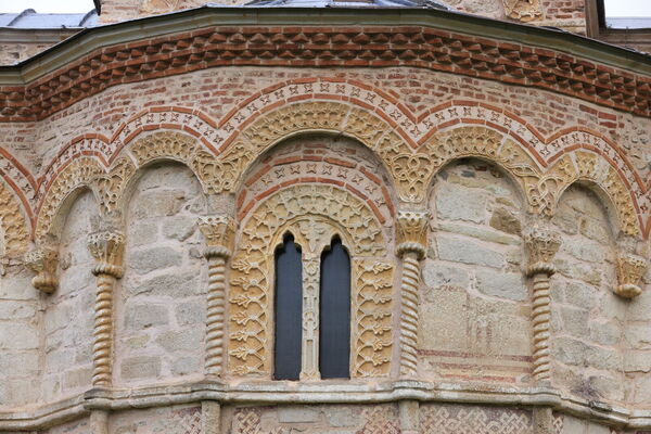 Blind arcade with bifora of the south narthex