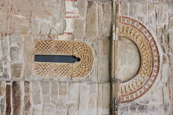 Archivolt and monofora of the southern facade of the narthex
