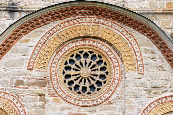 A large rosette on the southern facade of the narthex