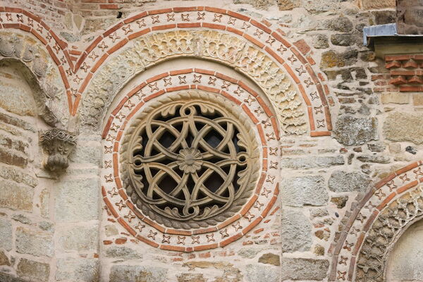 The large western rosette of the northern facade of the nave
