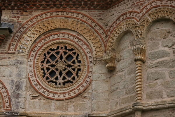 The central large rosette of the southern facade and part of the blind arcade