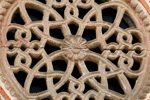 Large rosette of the western facade of the narthex, detail