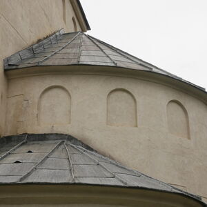 The blind niches on the altar apse