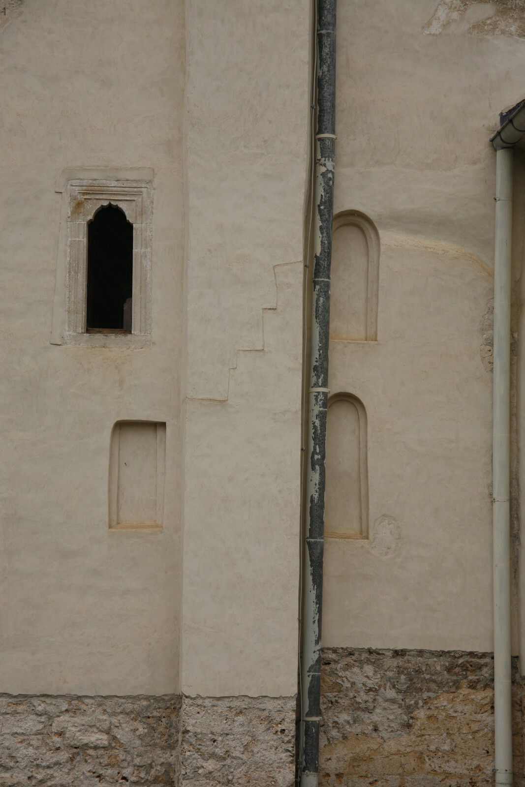 Window and niches on the southern wall of the narthex
