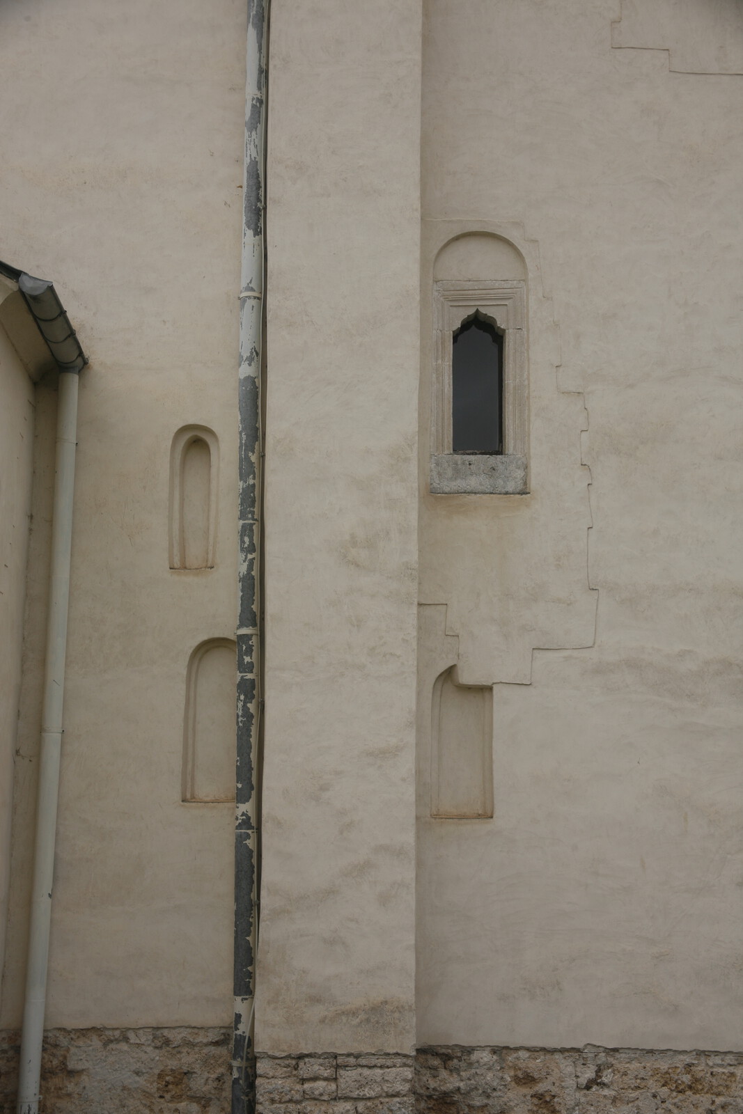 Window and niches on the northern wall of the narthex