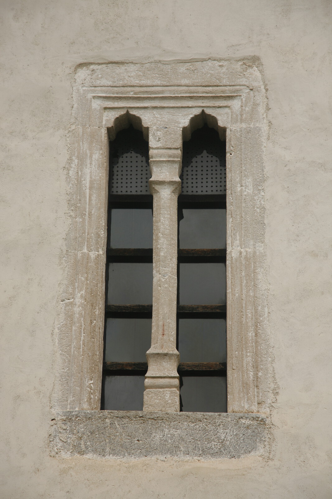Mullioned window (bifora) on the southern chapel