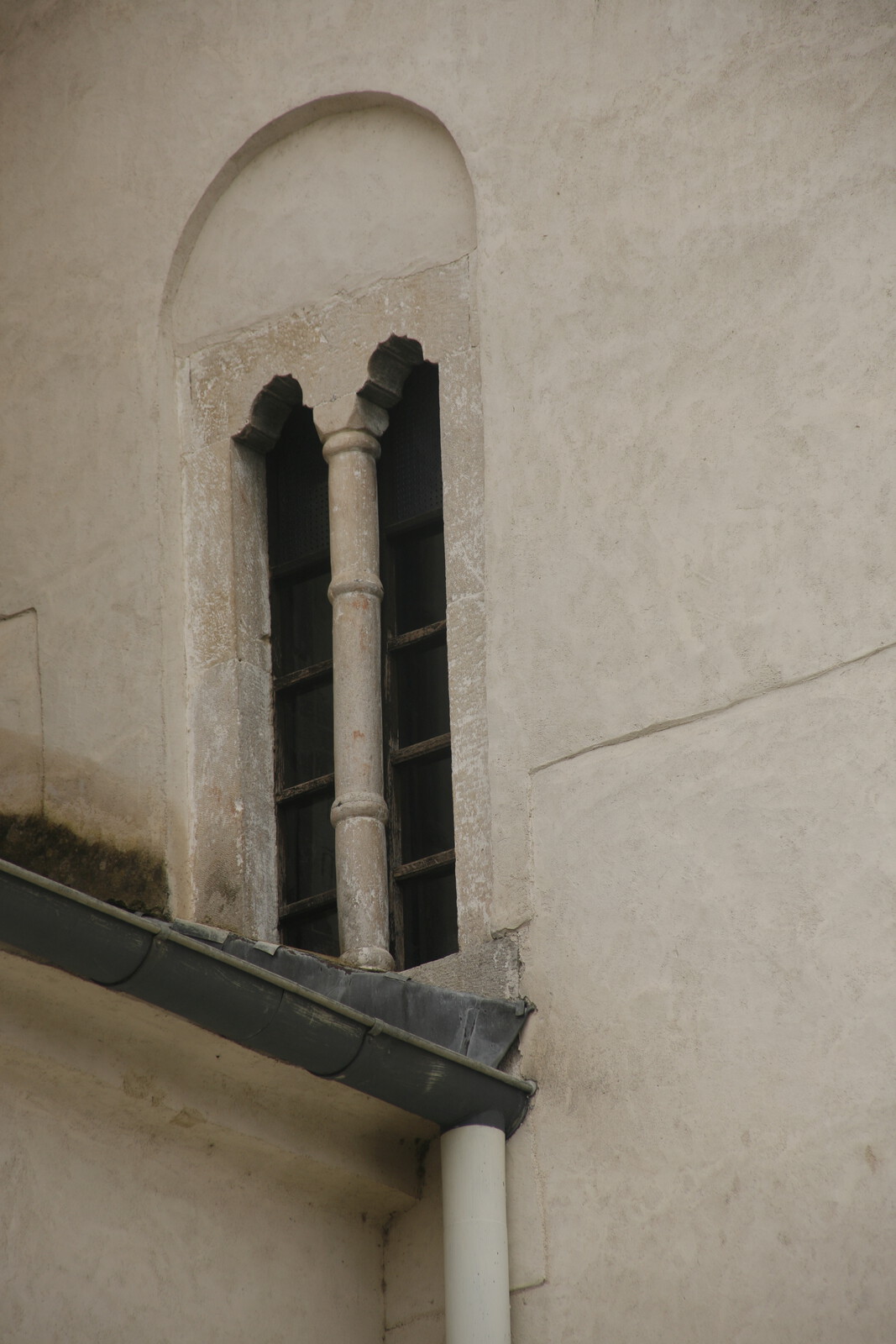 Mullioned window (bifora) on the north wall of the exonarthex