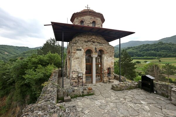 Храм са западне стране