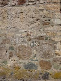 Разнобојни притесани камен употребљен за градњу цркве