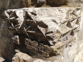 Камена сполија са геометријсим мотивом уграђена у јужни зид припрате