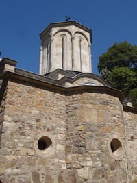 Јужна страна цркве са два окулуса