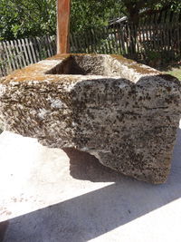 Римски камени саркофаг са мотивом гирланде