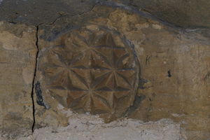 Розета на северном делу камене греде изнад портала