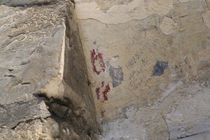 Остаци боојеног слоја на каменој греди изнад портала