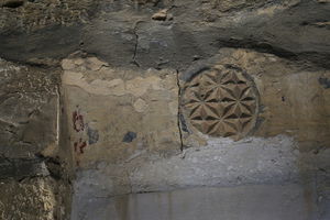 Розета и остаци бојеног слоја на каменој греди
