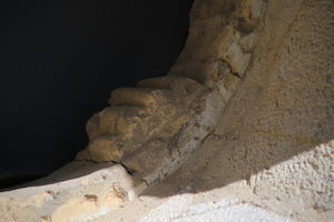 Oкулус са остацима камене розете на јужној фасади западног травеја, детаљ
