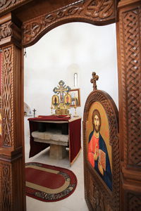 Поглед на олтарски простор кроз јужне двери иконостаса