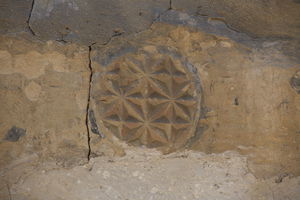 Розета на северном делу камене греде изнад портала